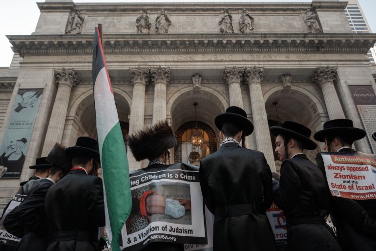 epa12372401 Orthodox Jews participate in a pro-Palestine protest in New York, New York, USA, 12 September 2025. Protesters gathered to urge a US arms embargo on Israel amid the ongoing Gaza conflict. EPA/OLGA FEDOROVA