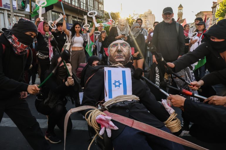 epa12438665 People hold an effigy with the image of Israeli Prime Minister Benjamin Netanyahu during a march in support of Palestine in Valparaíso, Chile, 07 October 2025. October 7th marks the second anniversary of a cross-border attack by Hamas in Israel on 07 October 2023 that killed about 1,200 Israelis and launched an Israeli military campaign in response in the Gaza Strip that killed more than 67,000 Palestinians and destroyed the Palestinian enclave. EPA/CRISTOBAL BASAURE