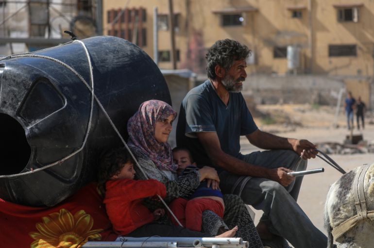 epa12447231 Internally displaced Palestinians returning to Gaza City amid a ceasefire between Israel and Hamas in Gaza City, 11 October 2025. US President Donald Trump announced that Israel and Hamas have agreed to the first phase of a Gaza peace plan. The deal involves the release of Israeli hostages and Palestinian prisoners, the withdrawal of Israeli forces, and the delivery of humanitarian aid to Gaza. EPA/MOHAMMED SABER