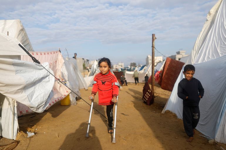 gaza11215-1760721163 Displaced Palestinian kids, who fled their homes due to Israeli strikes, shelter in a tent camp, amid the ongoing conflict between Israel and the Palestinian Islamist group Hamas, in Rafah, southern Gaza Strip, January 5, 2024. REUTERS/Saleh Salem