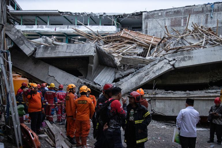 getty_68dcbeaa67-1759297194 SIDOARJO, EAST JAVA, INDONESIA - SEPTEMBER 30: Indonesia National Search and Rescue Agency officers search for survivors in the rubble of a collapsed building at Al Khoziny Islamic Boarding School on September 30, 2025 in Sidoarjo, East Java, Indonesia. Islamic Boarding School Al Khoziny Buduran Sidoarjo collapsed trapping dozens of students while performing Asr prayers. Indonesia National Search and Rescue Agency reported that one student died and 84 others suffered minor to serious injuries and were referred to Siti Hajar Islamic Hospital and Sidoarjo Regional Hospital. Search and evacuation efforts for buried victims are still being carried out. (Photo by Robertus Pudyanto/Getty Images)