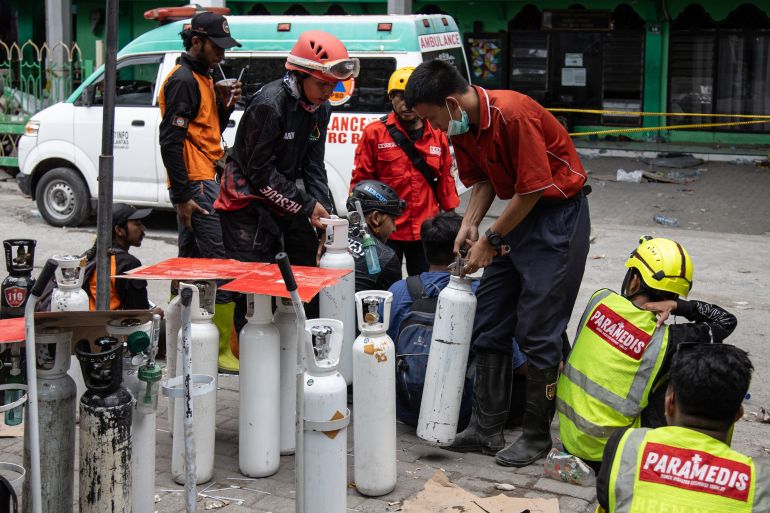 getty_68dcbec17e-1759297217 SIDOARJO, EAST JAVA, INDONESIA - SEPTEMBER 30: Indonesia National Search and Rescue Agency and paramedics prepare medicines and oxygen tubes for survivors of a collapsed building at Al Khoziny Islamic Boarding School on September 30, 2025 in Sidoarjo, East Java, Indonesia. Islamic Boarding School Al Khoziny Buduran Sidoarjo collapsed trapping dozens of students while performing Asr prayers. Indonesia National Search and Rescue Agency reported that one student died and 84 others suffered minor to serious injuries and were referred to Siti Hajar Islamic Hospital and Sidoarjo Regional Hospital. Search and evacuation efforts for buried victims are still being carried out. (Photo by Robertus Pudyanto/Getty Images)