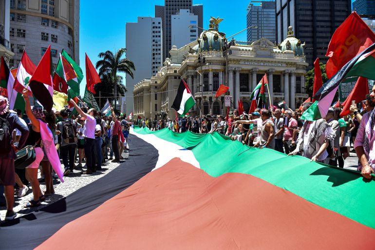 RIO DE JANEIRO, BRAZIL - NOVEMBER 18: People belonging to the Free Palestine movement protest as the G20 summit continues on November 18, 2024 in Rio de Janeiro, Brazil. The G20 Summit takes place in Rio de Janeiro from November 18 and 19. Social organizations and different groups protest on topics such as starvation or the economy while leaders of the most important economies in the world attend the event. (Photo by Thiago Ribeiro/Getty Images)
