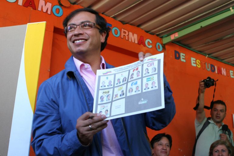 Colombian presidential candidate Gustavo Petro, of the leftist Alternative Democratic Pole Party, shows his ballot at a polling station on May 30, 2010 in Bogota. Colombians cast their ballots Sunday in closely contested elections for a successor to outgoing President Alvaro Uribe. Nine candidates are running for the top office, with former defense minister Juan Manuel Santos and former Bogota mayor Antanas Mockus leading the group, currently neck-and-neck in opinion polls. AFP PHOTO/Adriana RODRIGUEZ (Photo by AFP)