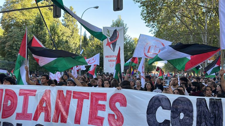 عشرات الآلاف في مظاهرة حاشدة في مدريد يطالبون بقطع العلاقات مع إسرائيل المصدر: الجزيرة نت