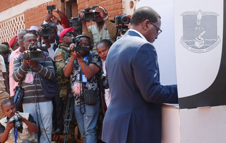 Malawian President Lazarus Chakwera votes in the country's general election at Malembo village, west of the capital, Lilongwe, Malawi September 16, 2025. REUTERS/Eldson Chagara