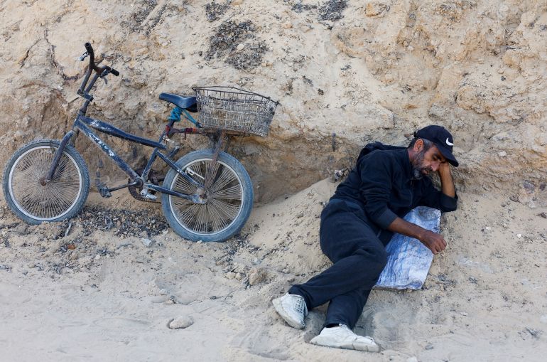 A displaced Palestinian, who was displaced to the southern part of Gaza at Israel's order during the war, waits as he attempts to return to the north after Israel's government ratified a ceasefire with Hamas, in the central Gaza Strip October 10, 2025. REUTERS/Mahmoud Issa TPX IMAGES OF THE DAY