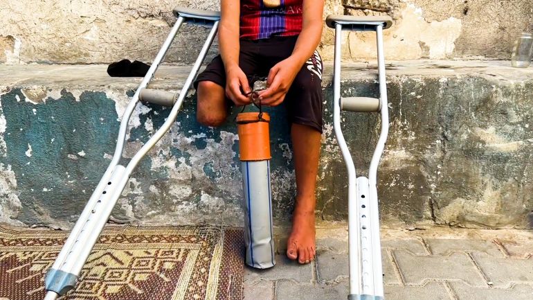 راتب.. طفل غزّي يفقد ساقه وأحلامه تحت الركام ويحاول اللعب بأنبوب بلاستيكي