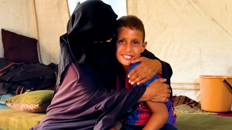 راتب.. طفل غزّي يفقد ساقه وأحلامه تحت الركام ويحاول اللعب بأنبوب بلاستيكي