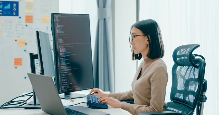 shutterstock_2496874797-1757074748 شباب يعملون في مجال الذكاء الاصطناعي