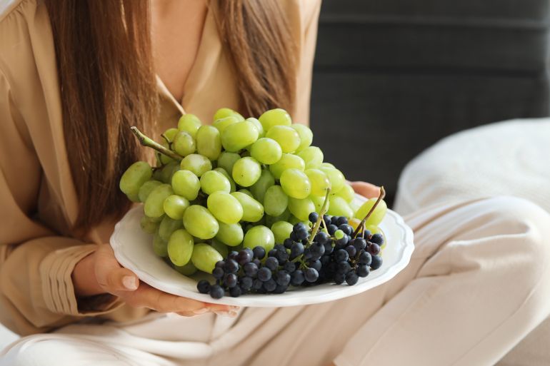 تناول العنب يوميا يحسن قوة العضلات لدى النساء