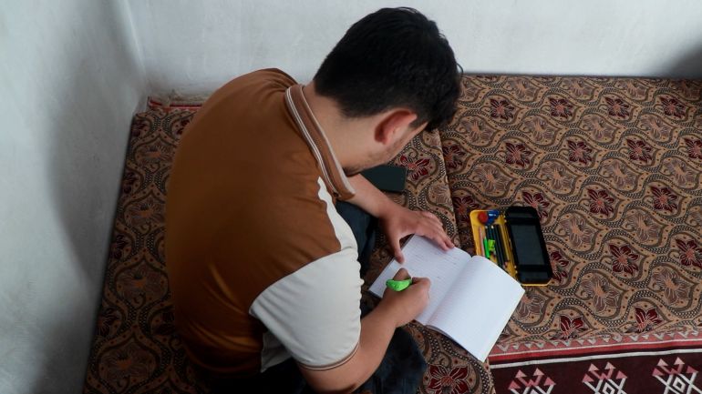 عبد الباسط.. شاب سوري فقد ساقيه وأهله بسبب نظام الأسد