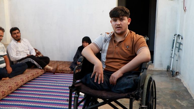 عبد الباسط.. شاب سوري فقد ساقيه وأهله بسبب نظام الأسد