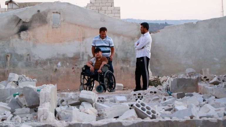 عبد الباسط.. شاب سوري فقد ساقيه وأهله بسبب نظام الأسد