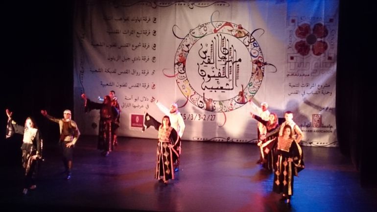 _6-المسرح الوطني الفلسطيني الحكواتي يستضيف عرض للدبكة الشعبية الفلسطينية في مهرجان القدس للفنون الشعبية الذي ينظمه مركز يبوس الثقافي(الجزيرة نت)