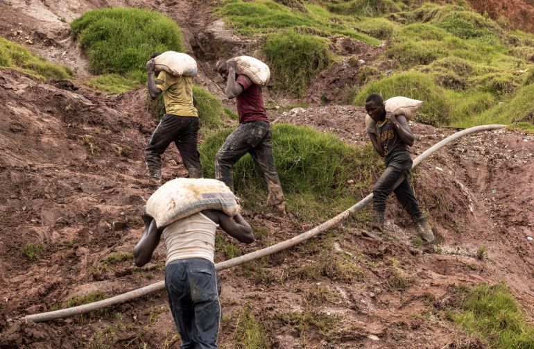 1233234-1755084378 Labourers carry sacks of ore at the Rubaya coltan mine, in the town of Rubaya, which is controlled by M23 rebels, in the eastern Democratic Republic of Congo March 24, 2025. REUTERS/Zohra Bensemra