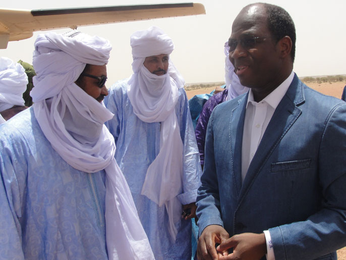 1c07dca0-6e4d-4ae5-8f99-203d336f2ff0 5809 - KIDAL, -, MALI : Burkina Faso's foreign Minister Djibrille Bassole (R) meets with the Ansar Dine Islamist group leader Iyad Ag Ghaly (L), next to Al Ghabass Ag Intalla (C), prince of Kidal and member of Ansar Dine in Kidal on August 7, 2012 at the Kidal airport, northern Mali. Iyad Ag Ghaly, who heads the Ansar Dine Islamist group that holds the northern city of Kidal and other towns, met with Burkina Faso's Foreign Minister Djibrill Bassole, who is leading the search for a way out of the 20-week-old emergency that has seen Islamists seize Mali's north. AFP PHOTO / RPMARIC HIEN