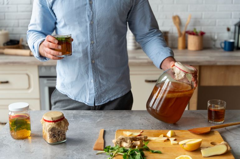 2149894675-1762268651 Front view man holding drink فري بيك