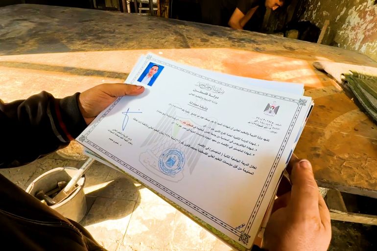 2a787864-1763455060 دكتوراه على الرف.. أستاذ جامعي يعجن الخبز في غزة المدمرة