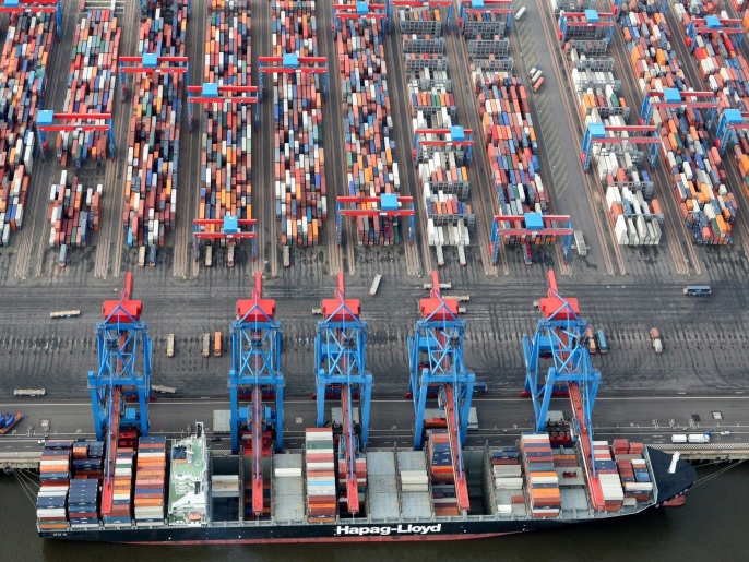 357add3a-96f7-4a38-8ca6-044b0e1a4238 (FILE) A file photo dated 23 January 2007 showing a container ship in the seaport of Hamburg, Germany. Germany's trade surplus hit a record high in 2014 after a slumping euro helped to power a surge in exports in December, data released on 09 February 2015 showed. Month-on-month exports from Europe's biggest economy jumped by 3.4 per cent in December after contracting by 2.2 per cent in November, the statistics office (Destatis) said. Analysts surveyed had predicted a more modest 1-per-cent gain in December. The euro lost more than 10 per cent of its value against the dollar last year amid the buildup to the European Central Bank's announcement last month of a new stimulus plan involving purchasing assets worth about 60 billion euros a month (68.1 billion dollars). EPA/KAY NIETFELD *** Local Caption *** 50491447