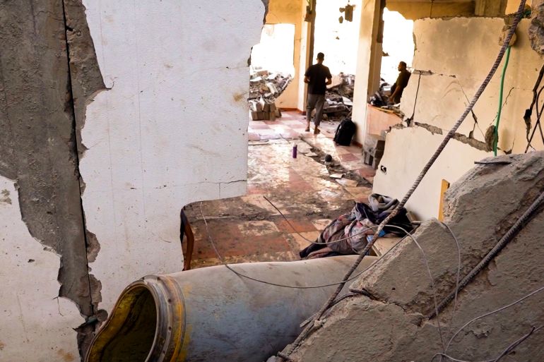 غزة.. عائلة تعيش بجوار صاروخ لم ينفجر داخل منزلها