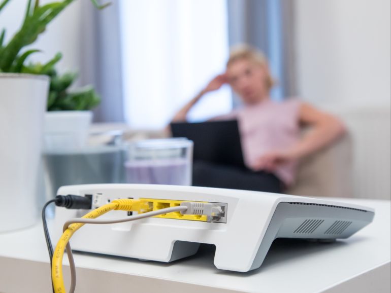 بعض أجهزة الراوتر تنطوي على ثغرة أمنية في وظيفة UPnP؛ حيث يمكن للقراصنة استغلال الثغرة لتنفيذ أكواد ضارة، بشرط أن تكون الوظيفة مُفعلة. (النشر مجاني لعملاء وكالة الأنباء الألمانية “dpa”. لا يجوز استخدام الصورة إلا مع النص المذكور وبشرط الإشارة إلى مصدرها.) عدسة: dpa صور: Christin Klose/dpa-tmn/dpa