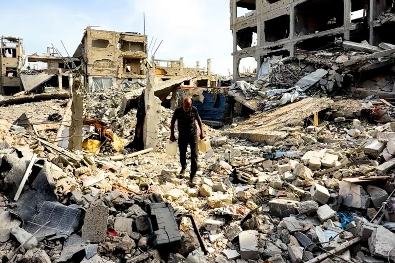 56d8b9d8bad8a8d984-1762859532 قرب "الخط الأصفر".. أسرة فلسطينية تجاور الموت في غزة