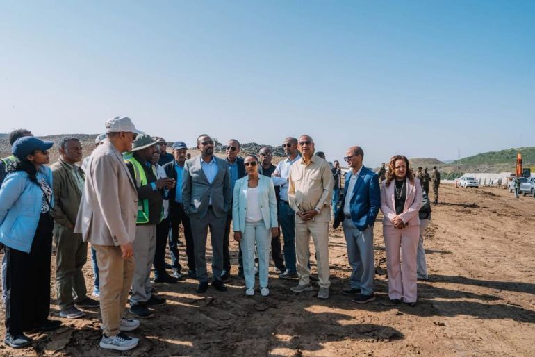 aby-ahmed-1762547591 رئيس الوزراء الإثيوبي، آبي أحمد، يتفقد سدا جديدا وهو الأول للري في منطقة ماغاتش بمدينة غوندر بإقليم أمهرا