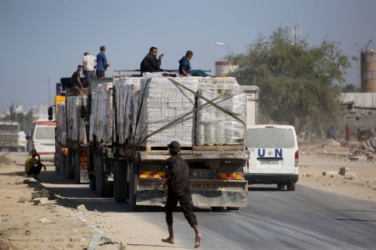 afp_6906ed180ce5-1762061592 Aid trucks wait along a road after entering through the Kissufim crossing in southern Israel, as they arrive near Deir al-Balah, in the central Gaza Strip on October 27, 2025.