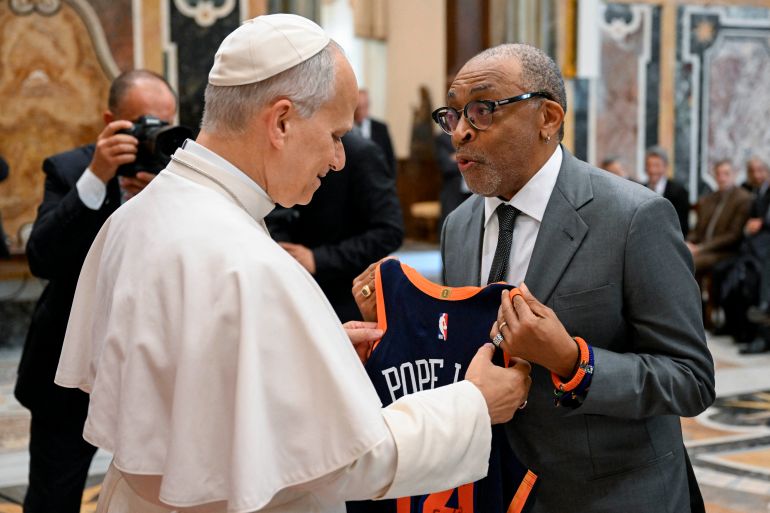 afp_69195b74952f-1763269492 This photo taken and handout on November 15, 2025 by The Vatican Media shows Pope Leo XIV meeting with US director Spike Lee, during an audience with artists from the world of cinema in The Vatican. (Photo by Handout / VATICAN MEDIA / AFP) / RESTRICTED TO EDITORIAL USE - MANDATORY CREDIT "AFP PHOTO / VATICAN MEDIA" - NO MARKETING - NO ADVERTISING CAMPAIGNS - DISTRIBUTED AS A SERVICE TO CLIENTS
