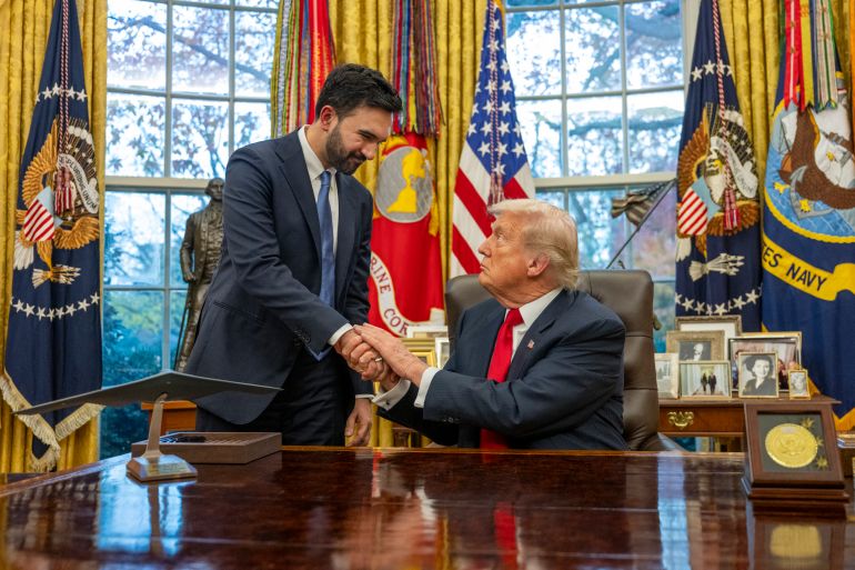 afp_6920d810d4b4-1763760144 TOPSHOT - US President Donald Trump (R) shakes hands with New York Mayor-elect Zohran Mamdani as they meet in the Oval Office of the White House in Washington, DC, on November 21, 2025. (Photo by Jim WATSON / AFP)
