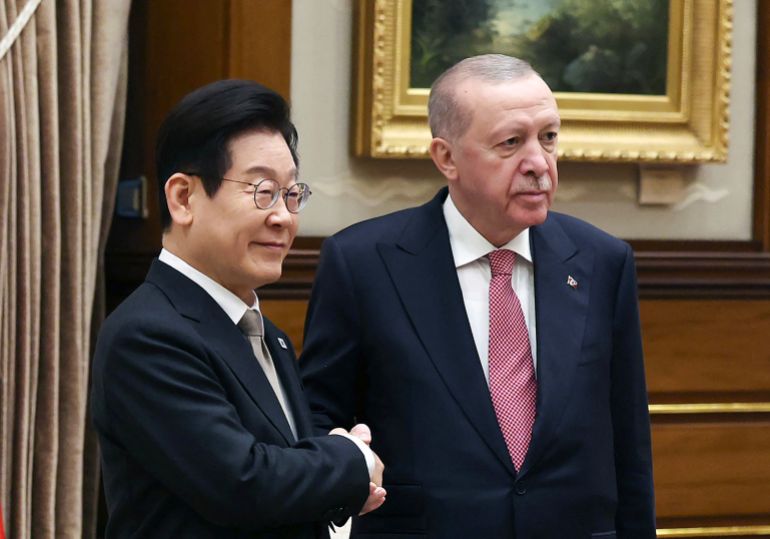 afp_6924ba05344b-1764014597 This handout photograph taken and released by Turkish Presidency Press Office on November 24, 2025, shows Turkey's President Recep Tayyip Erdogan (R) shaking hands with South Korean President Lee Jae Myung (L) during their meeting at the Presidential Complex in Ankara. (Photo by Mustafa Kamaci / TURKISH PRESIDENTIAL PRESS SERVICE / AFP) / RESTRICTED TO EDITORIAL USE - MANDATORY CREDIT "AFP PHOTO / TURKISH PRESIDENCY PRESS OFFICE" - NO MARKETING NO ADVERTISING CAMPAIGNS - DISTRIBUTED AS A SERVICE TO CLIENTS