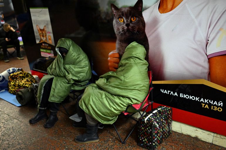 afp_69258e8dc971-1764069005 TOPSHOT - People take shelter at a metro station during an air attack in Kyiv on November 25, 2025, amid the Russian invasion of Ukraine.