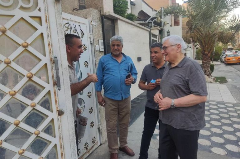 الزملاء الأفاضل ممكن هذه الصورة رائد فهمي أثناء لقائه أحد المواطنين- المصدر الجزيرة