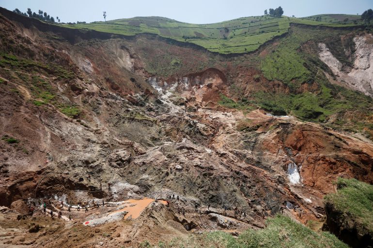 d8a8d8a8d8a8-1727760503 Labourers work at an open shaft of the SMB coltan mine near the town of Rubaya in the Eastern Democratic Republic of Congo, August 13, 2019. Picture taken August 13, 2019. REUTERS/Baz Ratner