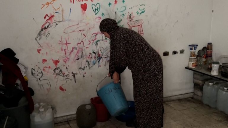 الطالبة رزان في جامعة الأقصى.. واقع المحاضرات يغرق في الخيام