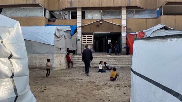 الطالبة رزان في جامعة الأقصى.. واقع المحاضرات يغرق في الخيام