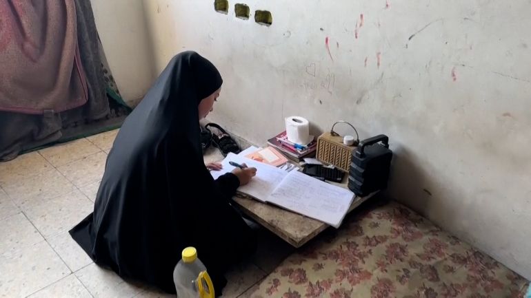 الطالبة رزان في جامعة الأقصى.. واقع المحاضرات يغرق في الخيام