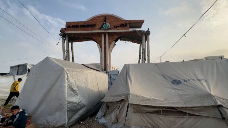 الطالبة رزان في جامعة الأقصى.. واقع المحاضرات يغرق في الخيام