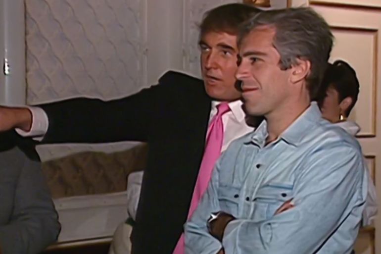 إبستين في اليمين قرب ترامب في صورة تعود لعام 1992 @krassenstein