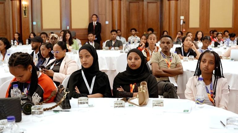 جانب من الشباب المشاركين في ندوة في حضور رئيس الوزراء الماليزي أنور إبراهيم
