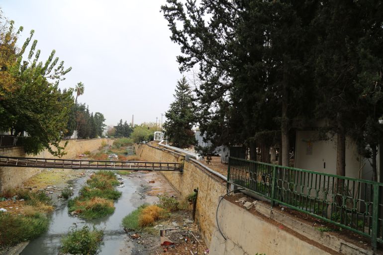 ez9a4271-1764110986 نهر بردى تحول في مناطق عديدة من دمشق إلى مكب للنفايات (الجزيرة)