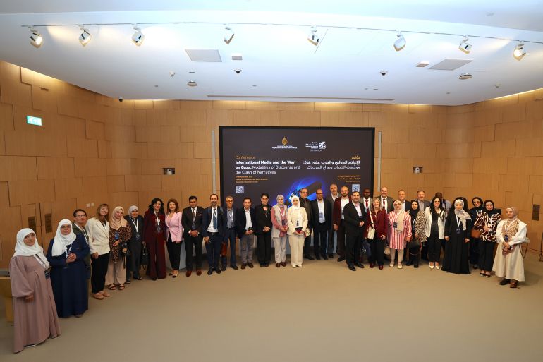 الصورة الجماعية في ختام مؤتمر دور الإعلام في الحرب على غزة