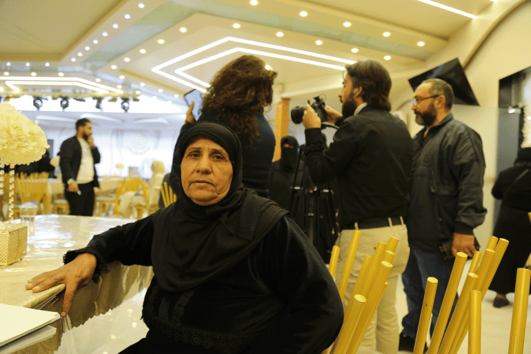 تقرير من دمشق لصفحة حريات لمياء العبد الله كادت تسقط في الفخ لولا أنها كانت أكثر حذرا، فقد "طلعت صاحية" كما تقول، بعد أن اكتشفت تلعثما في كلام المحتال الذي تظاهر بأنه ضابط، حين دققت معه في صفات ابنها المفقود، فما كان منه إلا أن "هرب".