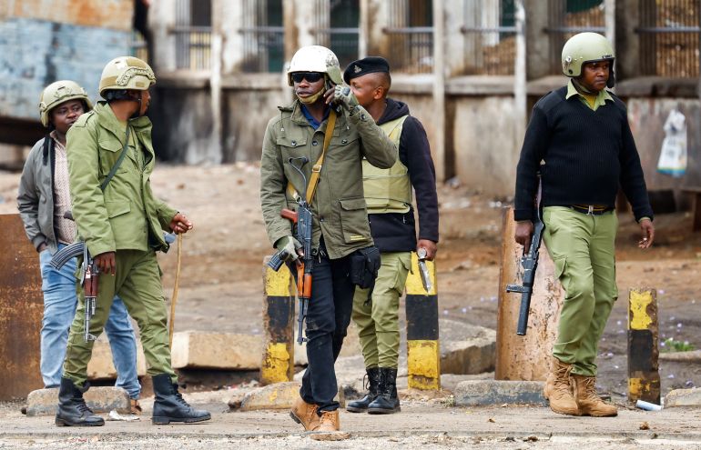 Tanzanian riot police officers walk, following a protest a day after a general election marred by violent demonstrations over the exclusion of two leading opposition candidates at the Namanga One-Post Border crossing point between Kenya and Tanzania, October 30, 2025. REUTERS/Thomas Mukoya
