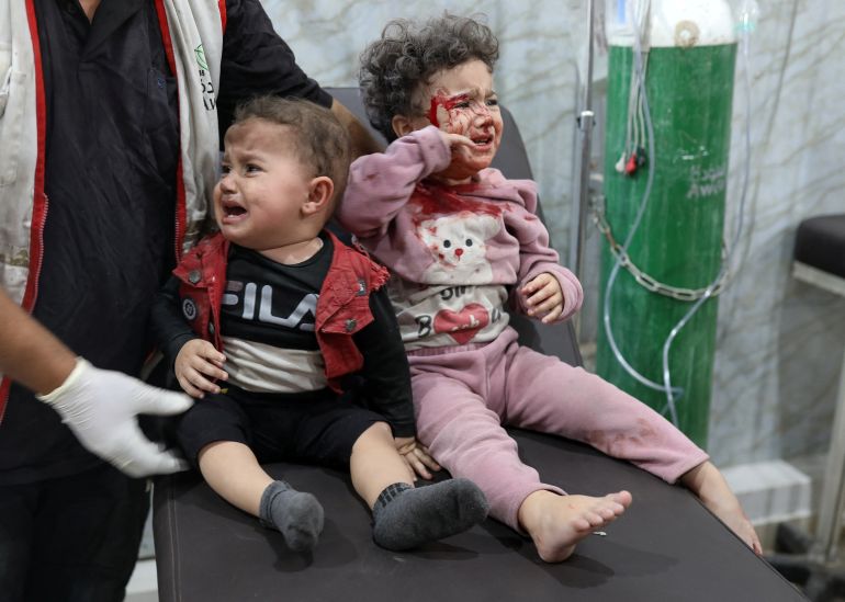 Palestinian children receive medical attention at Al-Awda Hospital, following an Israeli air strike, according to medics, in Gaza City November 22, 2025. REUTERS/Mahmoud Issa