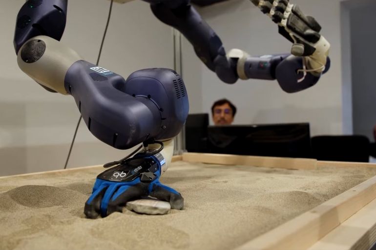 Robots help piece together Pompeii's fragmented ancient frescoes | REUTERS Reuters