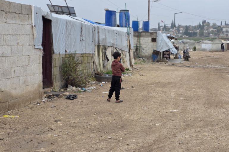 يطالب سكان المخيمات السلطة الفلسطينية والأونروا بمساعدتهم(الجزيرة نت)