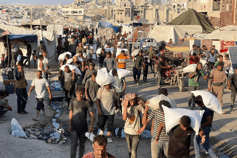 1000738369-1757351671 رغم الدمار والقصف أطفال نازحين يلهون على شاطئ بحر غزة