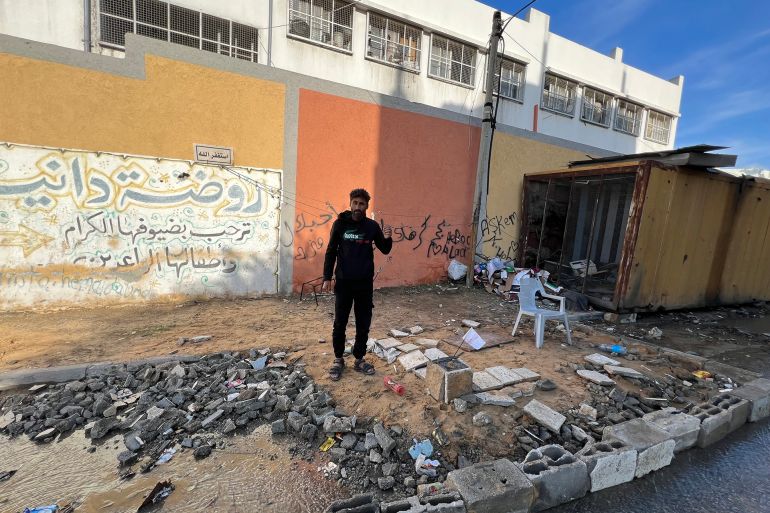 11-1765477269 علي الضبة يجهز أرضية جزء من رصيف مدرسة لإقامة خيمته عليه بعد أن فقد منزله خلال الحرب ولم يجد متسعا في مراكز الإيواء الرسمية